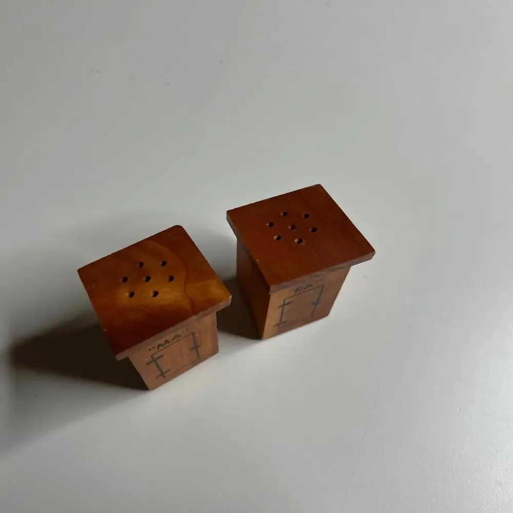 Vintage Wooden‎ Outhouse “Ma” & “Pa” Salt and Pepper Shakers Old Man’s Cave Ohio